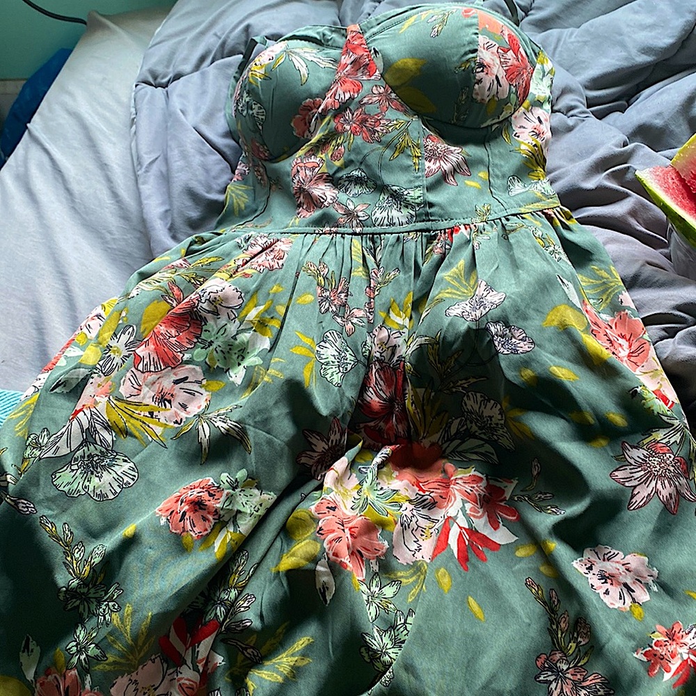 I am selling this floral dress not to short but not to long